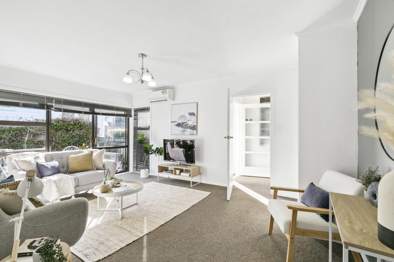 11B Greer Crescent, Tawa, Wellington - Carousel 2