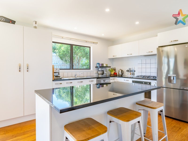 4 Protea Street, Maungaraki, Lower Hutt - Carousel 2