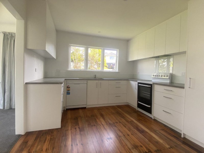 46 Stewart Drive, Newlands, Wellington - Carousel 1
