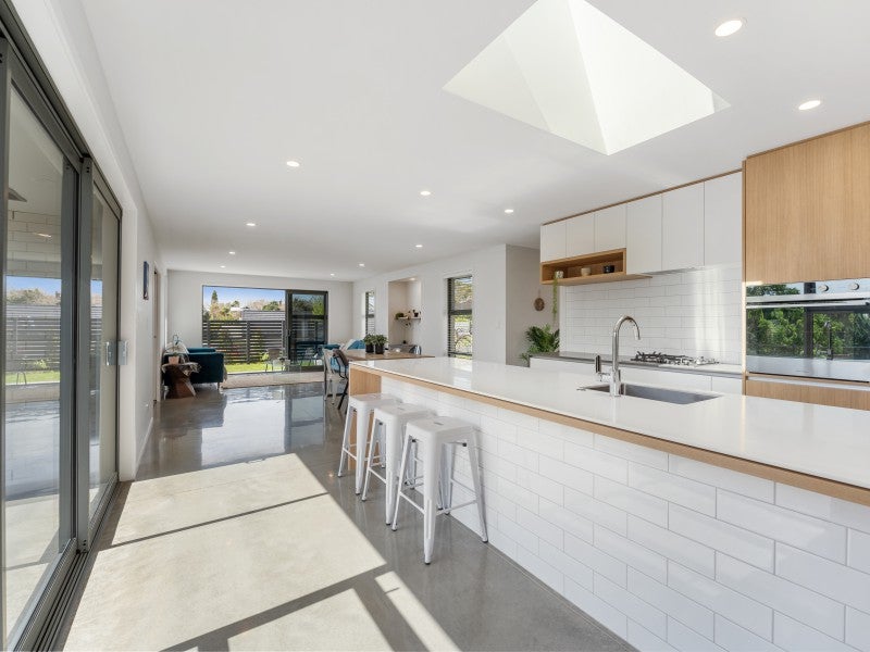 6 Greenridge Lane, Merrilands, New Plymouth - Carousel 1