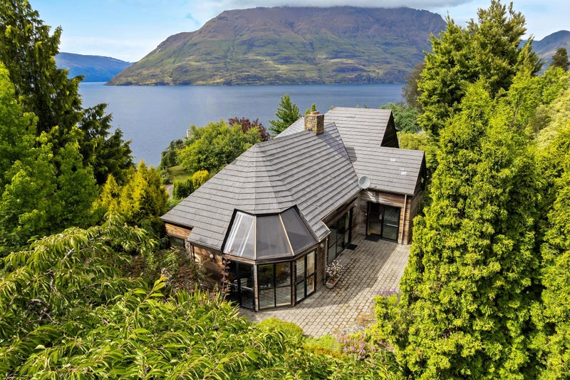 6 Thorn Crescent, Fernhill, Queenstown - Carousel 1