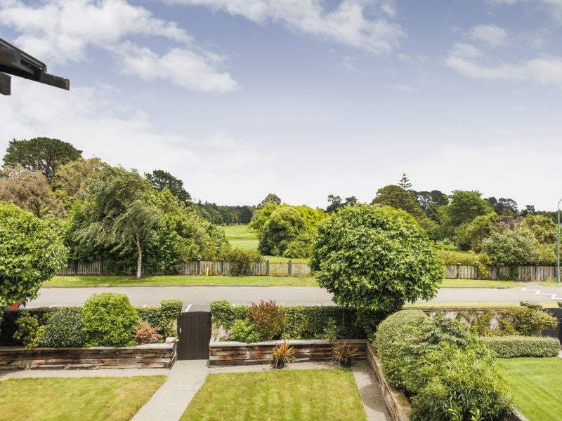 8 Fairway Grove, Hokowhitu, Palmerston North - Carousel 2