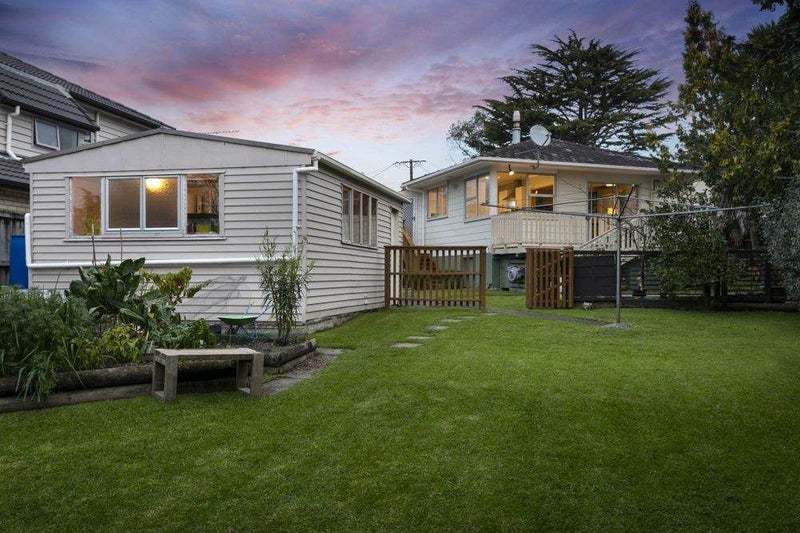 20 Cron Avenue, Te Atatu South, Auckland - Carousel 1