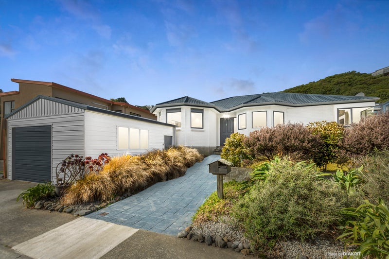 18 Domanski Crescent, Owhiro Bay, Wellington - Carousel 1