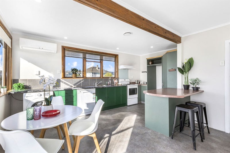 2 Ngahue Crescent, Elsdon, Porirua - Carousel 2