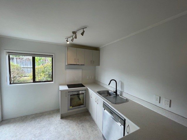 3/8 Shakespeare Road, Milford, Auckland - Carousel 2