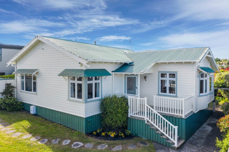 17 Hanlon Crescent, Narrow Neck, Auckland - Carousel 1