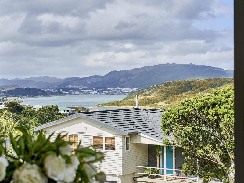 17 Truro Road, Camborne, Porirua - Carousel 18