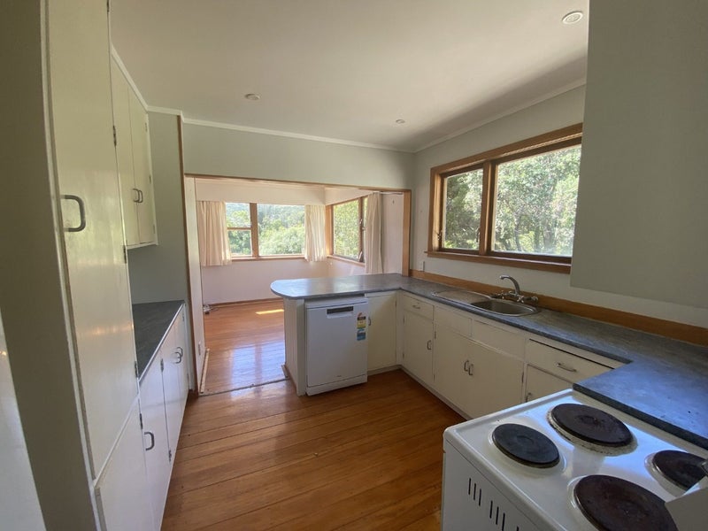 32 Allen Terrace, Tawa, Wellington - Carousel 2