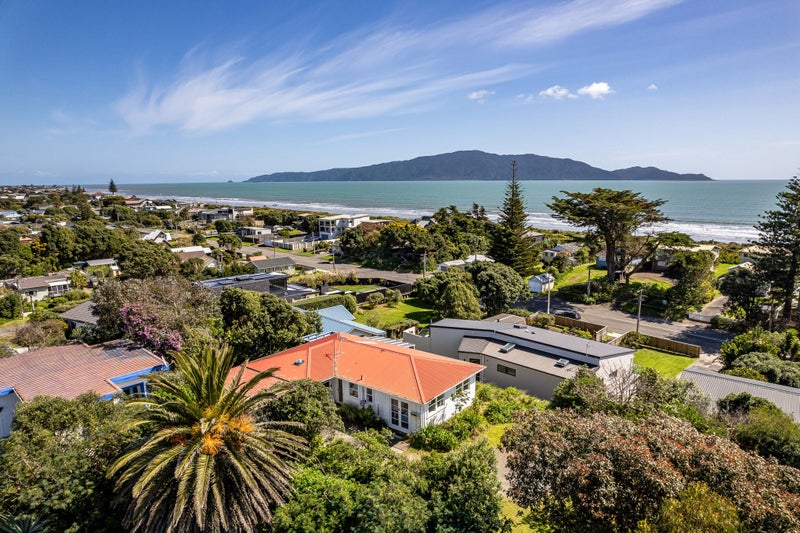 4 Rangihiroa Street, Waikanae Beach, Waikanae - Carousel 1