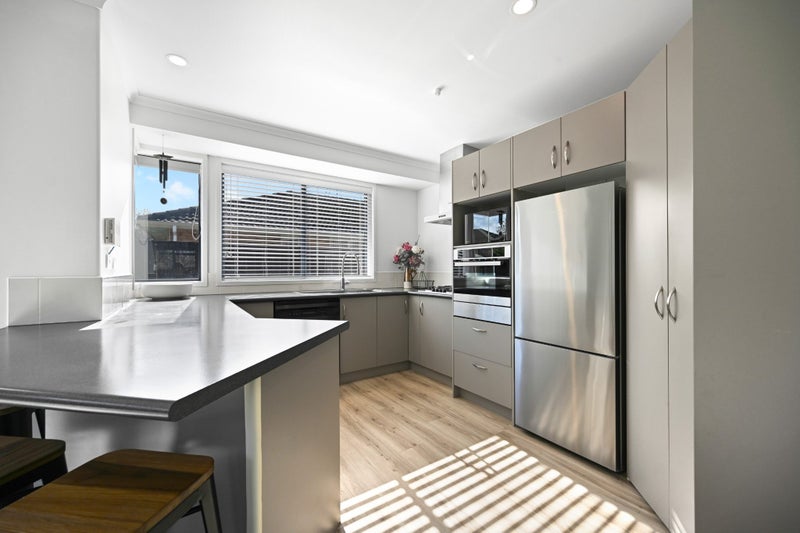 3 Parkside Drive, Huntington, Hamilton - Carousel 2