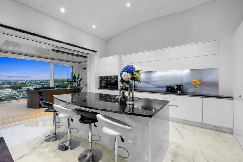 14 Findlay Street, Moturoa, New Plymouth - Carousel 2