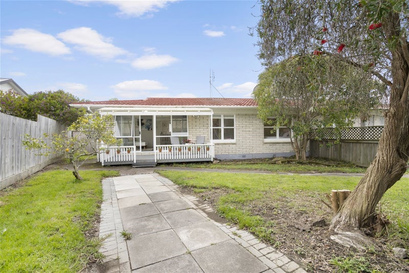 1/13 Wykeham Place, Glenfield, Auckland - Carousel 1