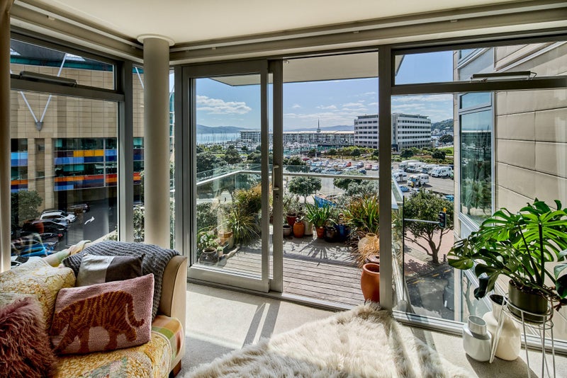 4E/82 Cable Street, Te Aro, Wellington - Carousel 2