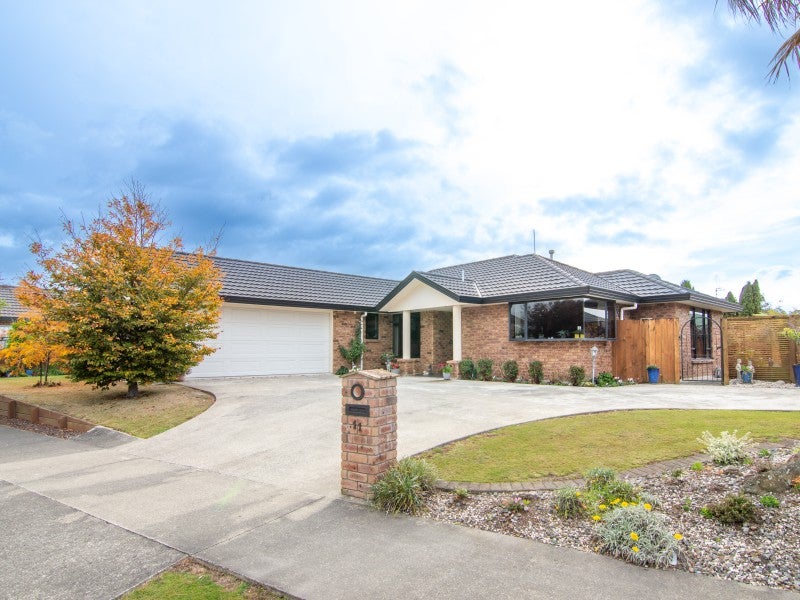 11 Boston Parade, Kelvin Grove, Palmerston North - Carousel 2