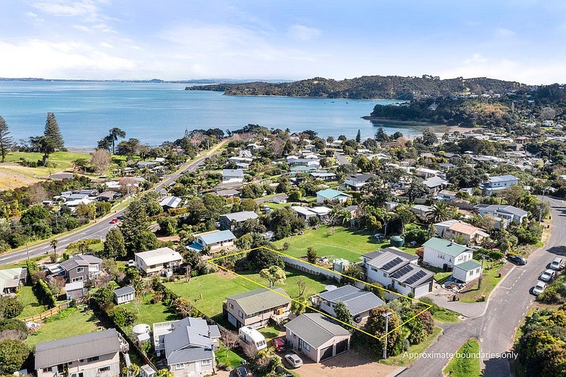 12 Nelson Avenue, Surfdale, Waiheke Island - Carousel 1