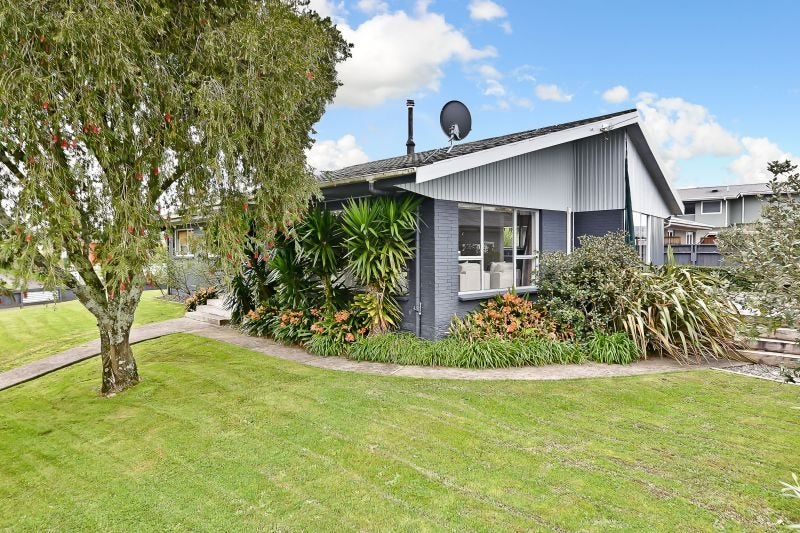 1 Burwood Place, Silverdale, Hamilton - Carousel 2