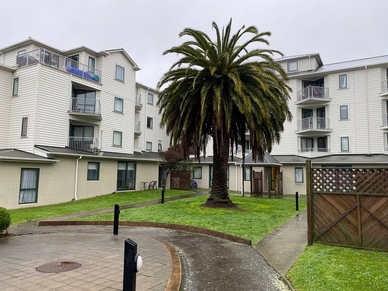 C4/13 palm GR, BERHAMPORE, WELLINGTON - Carousel 1