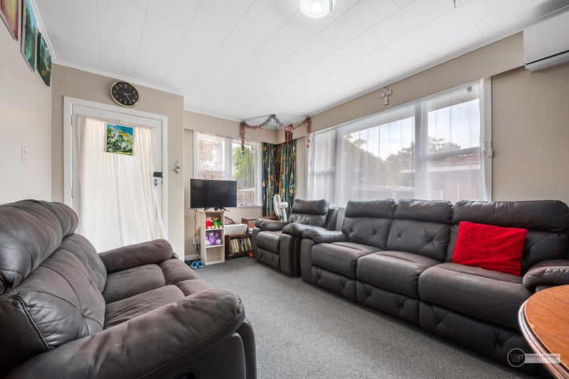 2/11 Sutherland Avenue, Silverstream, Upper Hutt - Carousel 2
