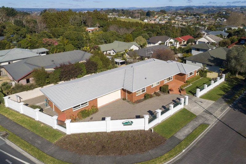 1 Wakefield Drive, Bethlehem, Tauranga - Carousel 1