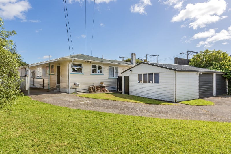 5 The Strand, Wainuiomata, Lower Hutt - Carousel 1