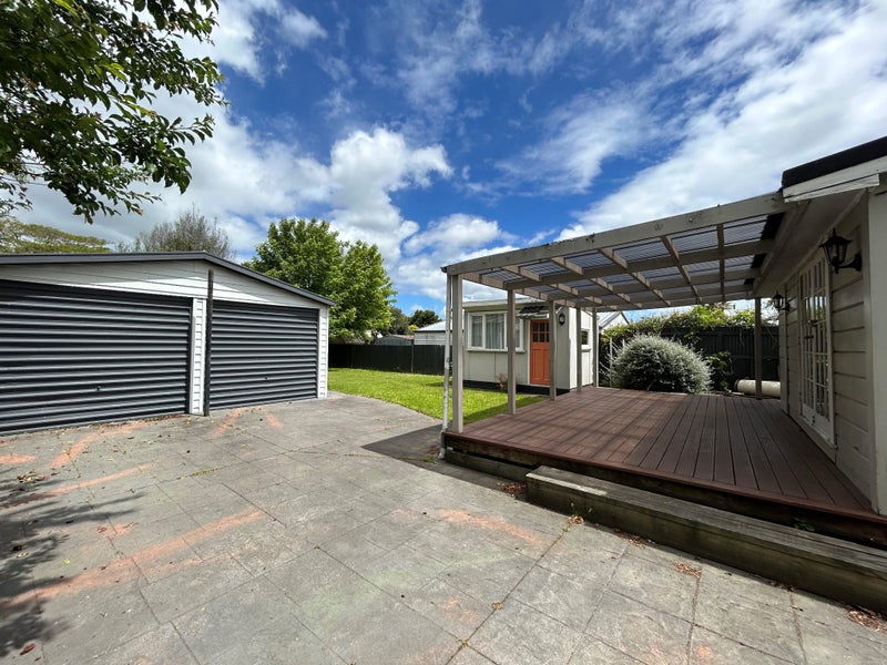 702 Avenue Road West, Saint Leonards, Hastings - Carousel 1