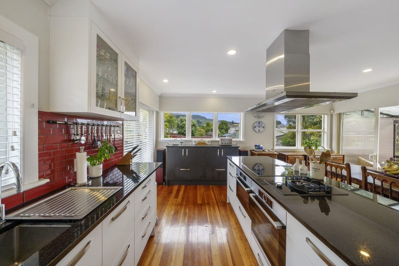 7 Saint Johns Terrace, Tawa, Wellington - Carousel 2