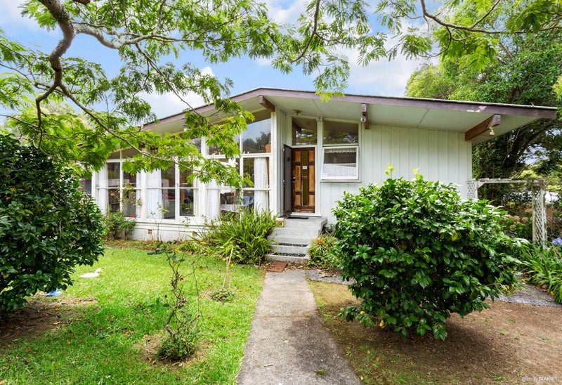 8 Emirau Place, Glenfield, Auckland - Carousel 1