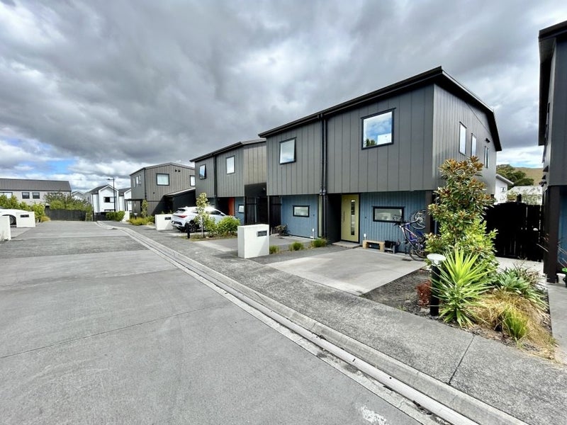 10 Ofanoa Lane, Mount Roskill, Auckland - Carousel 1