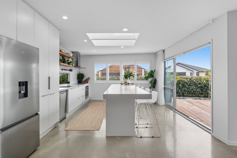 6 Kahuparere Crescent, Pyes Pa, Tauranga - Carousel 2