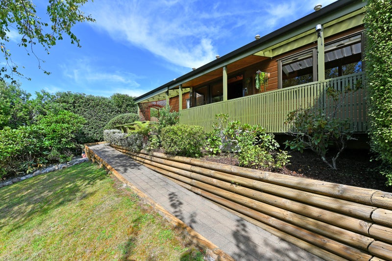 22 Seymour Grove, Kingsley Heights, Upper Hutt - Carousel 1