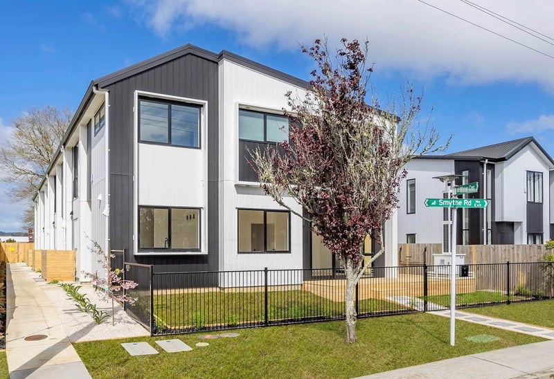 7/26 Smythe Road, Henderson, Auckland - Carousel 1