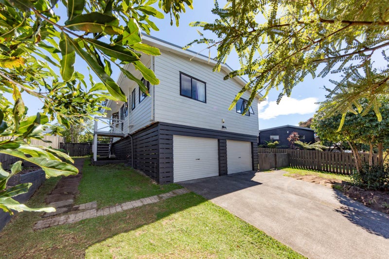 24 Meadowvale Rise, Titirangi, Auckland - Carousel 1