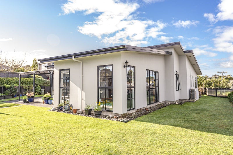 8 Lithgow Drive, Otamatea, Whanganui - Carousel 1