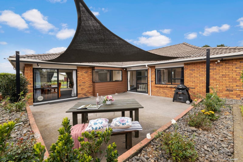 15 Gardone Terrace, Conifer Grove, Takanini - Carousel 1