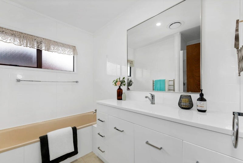 2/126 Botany Road, Botany Downs, Auckland - Carousel 11