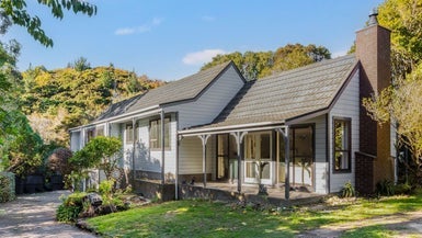 28 Solander Place, Whitby, Porirua - Carousel 1