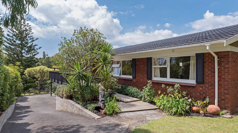 23 Charles Dickens Drive, Mellons Bay, Auckland - Carousel 1