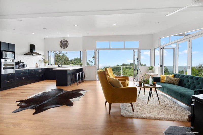 414 Scenic Drive, Waiatarua, Auckland - Carousel 2