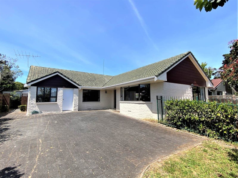 1/30 Shakespeare Road, Milford, Auckland - Carousel 1