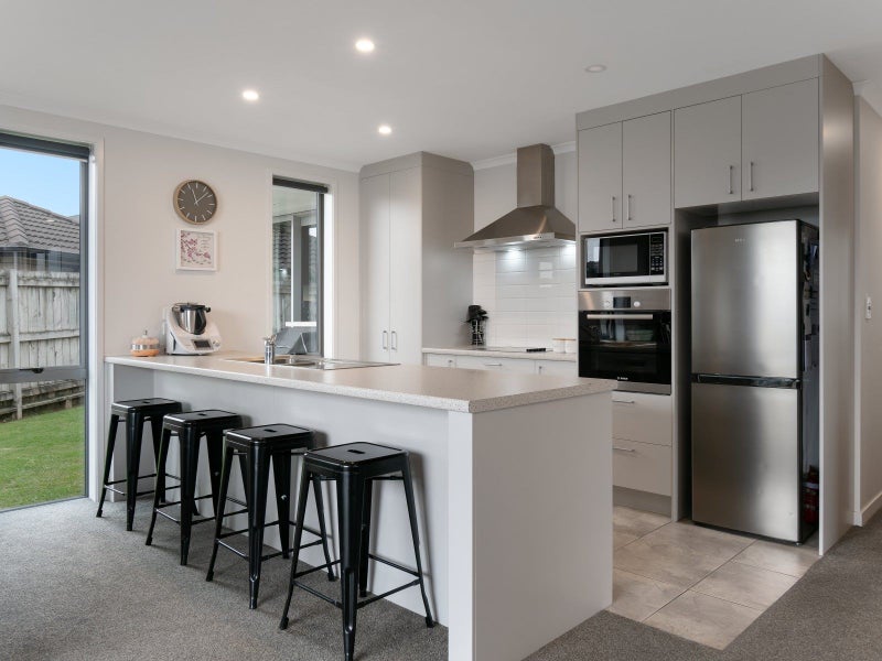 10 Sable Lane, Pyes Pa, Tauranga - Carousel 1