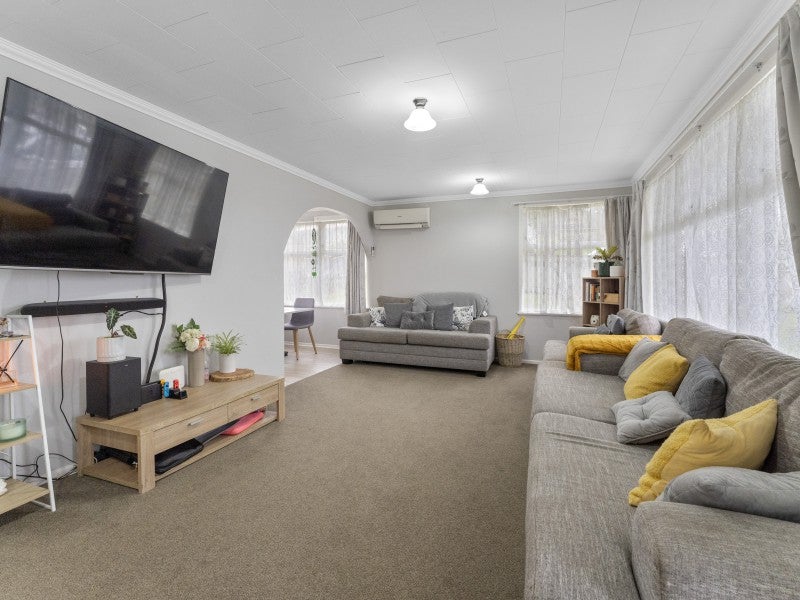 134 Driver Crescent, Cannons Creek, Porirua - Carousel 2