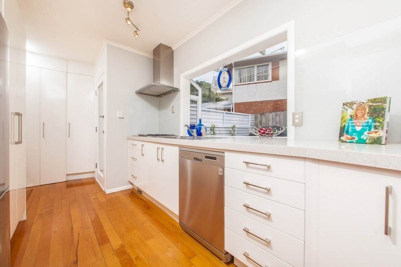 9A Lyttelton Avenue, Forrest Hill, Auckland - Carousel 2