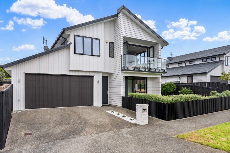 33A Silverton Avenue, Wai o Taiki Bay, Auckland - Carousel 1