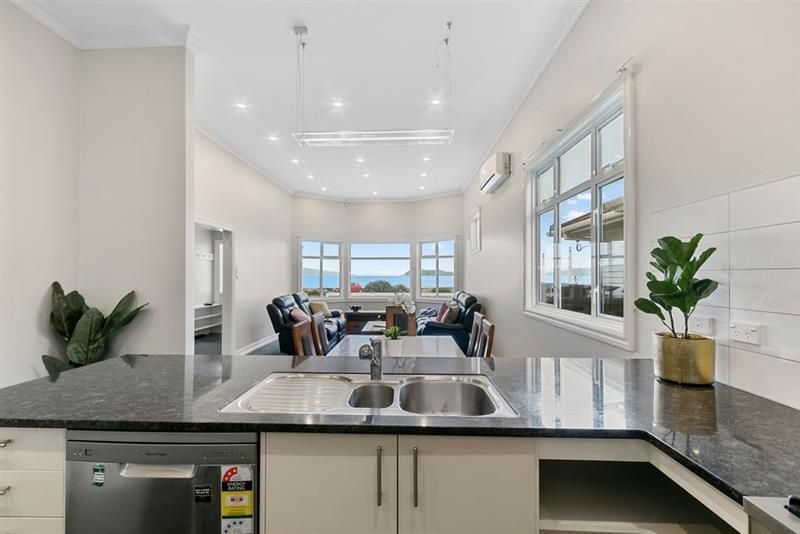 173 The Esplanade, Petone, Lower Hutt - Carousel 1