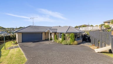 24 Piper Place, Goodwood Heights, Auckland - Carousel 1