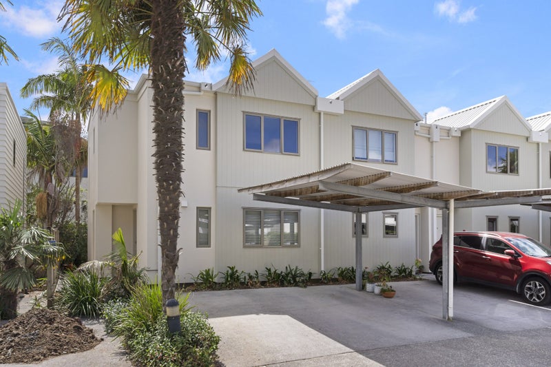 41B/21 Hunters Park Drive, Three Kings, Auckland - Carousel 1