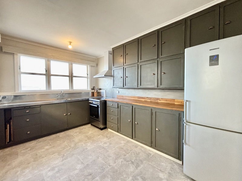 171 The Esplanade, Petone, Lower Hutt - Carousel 2