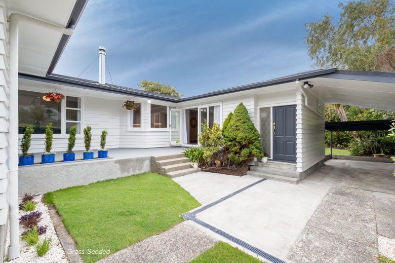 32 Field Street, Silverstream, Upper Hutt - Carousel 1