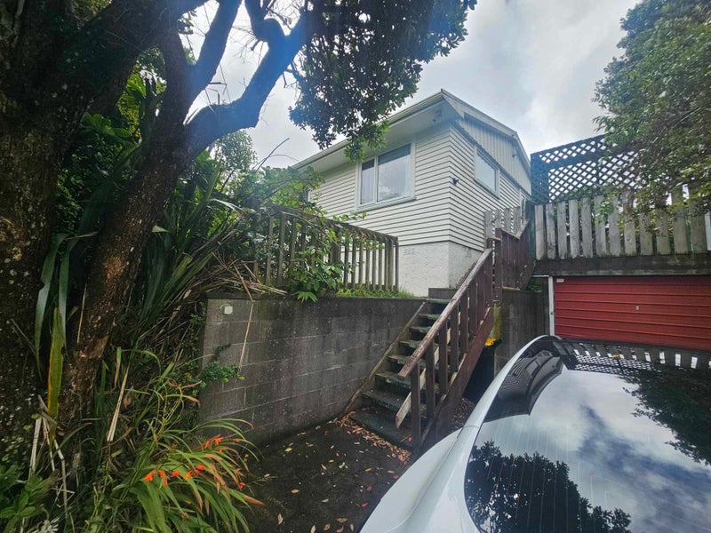 1 Kinapori Terrace, Newlands, Wellington - Carousel 1